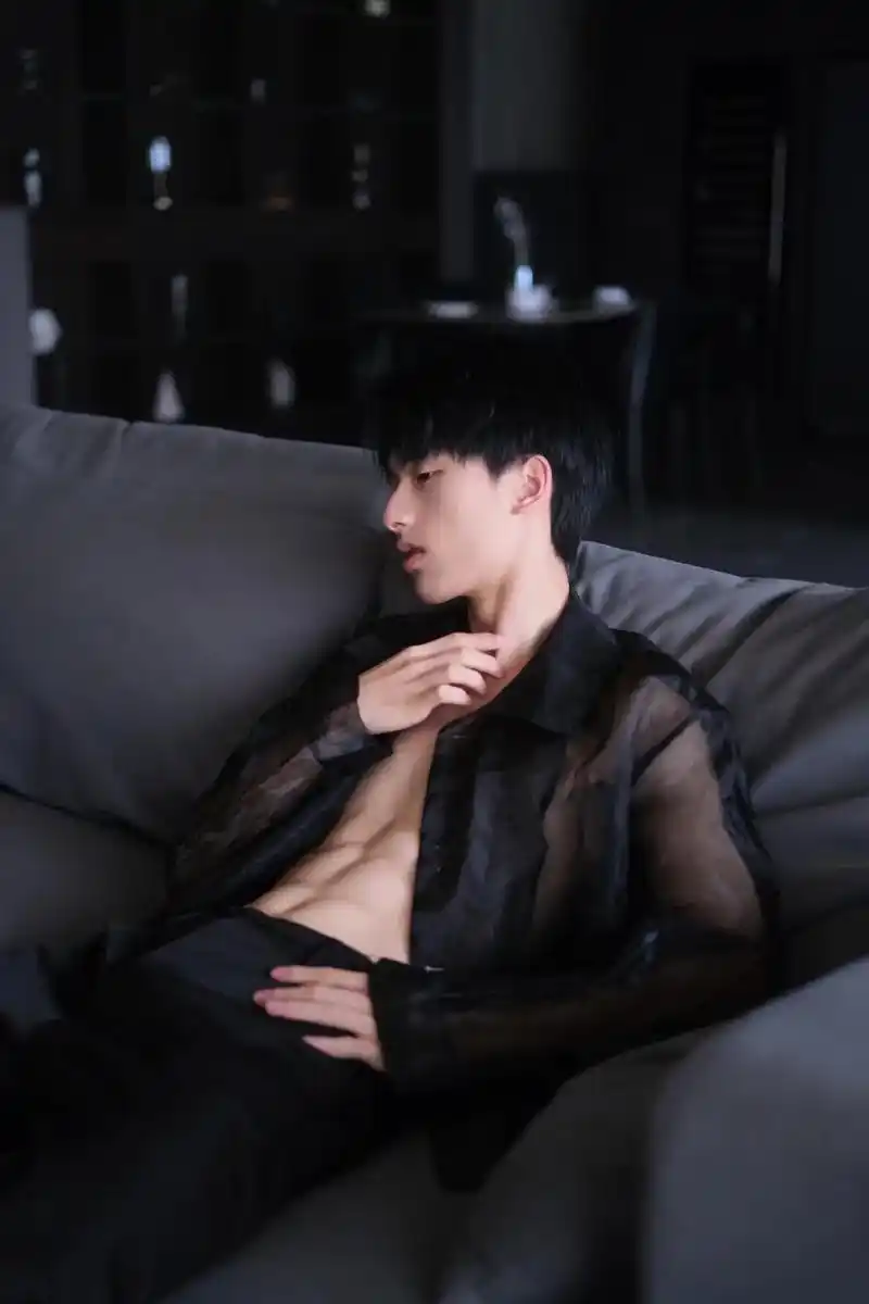 在谁的怀中会有感觉 #拍照 #男生写真 #腹肌 #清冷感 # - 抖音