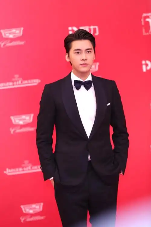 李易峰亮相上海国际电影节 黑色西装展现绅士魅力
