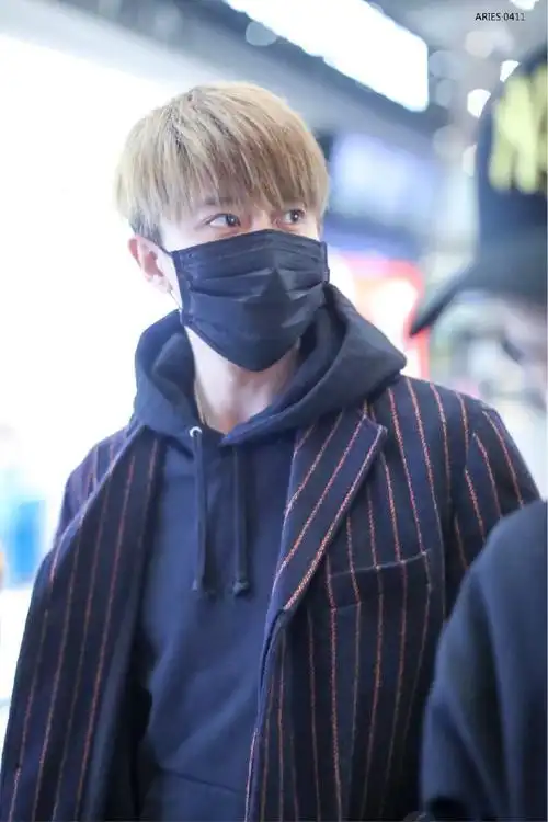 任嘉伦穿条纹西装内搭黑色卫衣现身机场,戴黑口罩遮面挡不住帅气