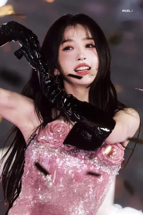 爱豆欣欣限定回归～狠狠爱我们舞台欣欣#虞书欣被台下激光笔照射