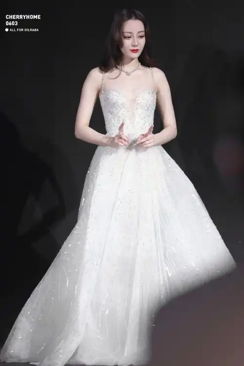 迪丽热巴纯白婚纱裙