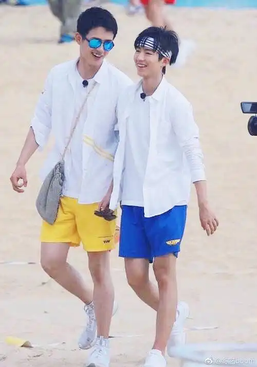 哈哈哈 刘昊然和王俊凯录真人秀的造型,让人想起了著名卡通人物