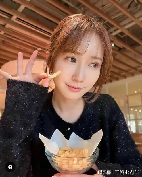 日本女演员小岛南山岸逢花魅力爆表