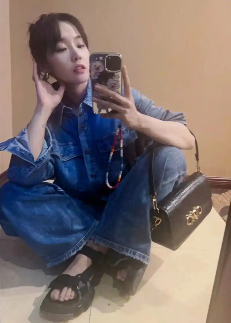 张佳宁的自拍太有生活气息,对镜头比心笑容可爱,脚上已经换上夏天的