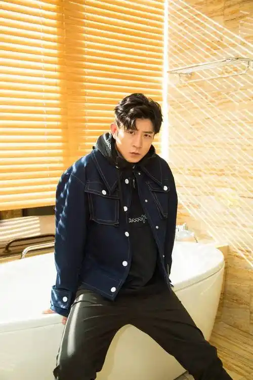 高晓攀秋冬写真曝光 舒适温暖演绎轻熟男风