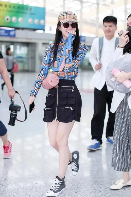 张雪迎真会穿,短裙上面8条拉链也不显得土气,年轻就是好啊