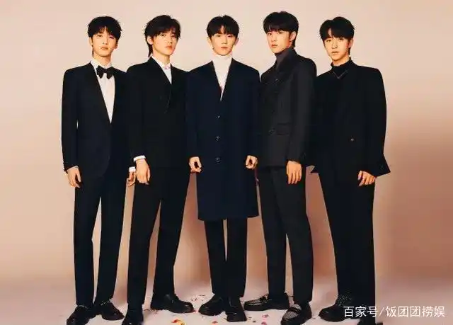 在盛典的红毯环节,全员黑西装的时代少年团化身矜贵公子,清秀俊朗的