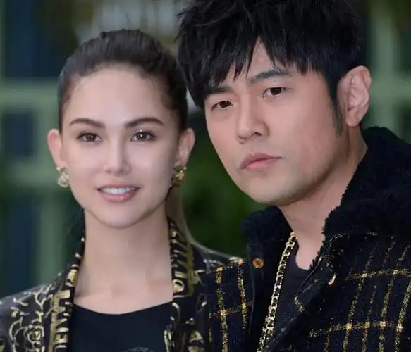 周杰伦晒好友相聚照:和昆凌甜蜜秀恩爱,与萧敬腾夫妇打网球