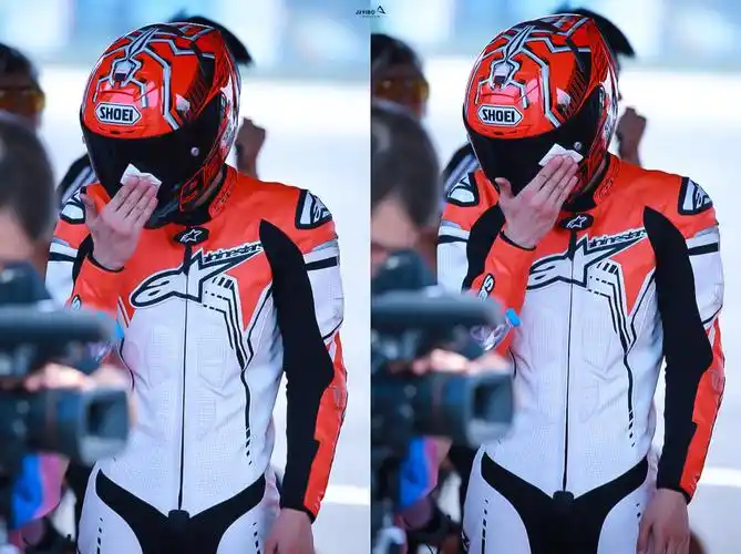 "王一博脸上可以有汗 但王一博的头盔不能有" (-^〇^-)