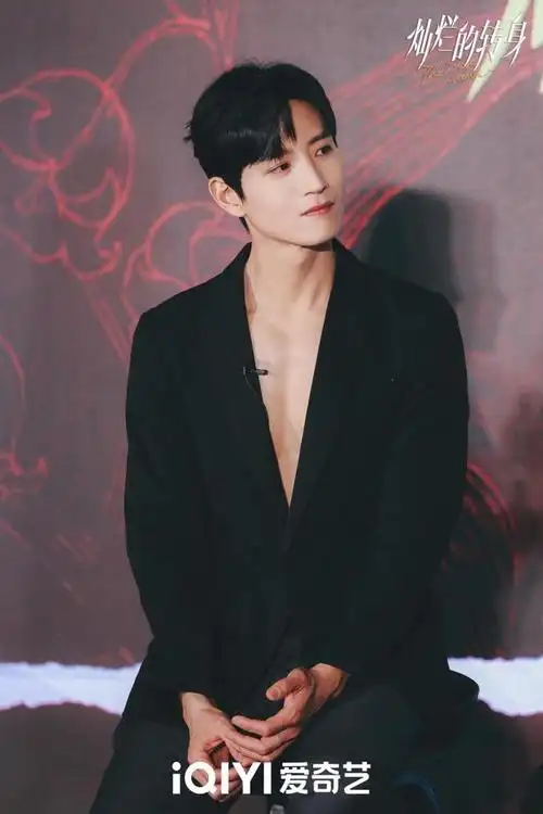 张峻宁和秦岚的对手戏里,张峻宁的洗澡画面以及出浴照的巧克力腹肌,馋