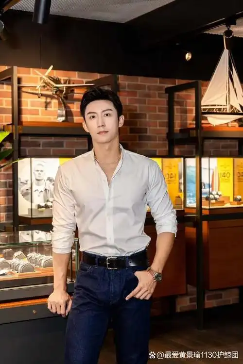 正能量演员黄景瑜# 黄景瑜.深v领白衬衫荷尔蒙爆棚