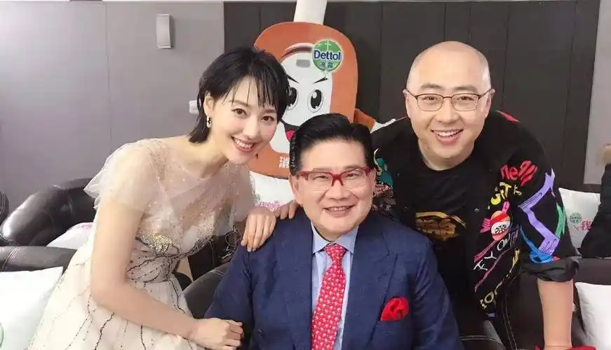 央视主持人王冠重返一线舞台,李咏离开之后,搭档换另一位大咖_节目