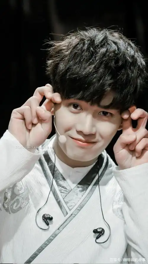 天生娃娃脸,说的不就是小可爱任嘉伦么~ 古装现代装一样帅的演员