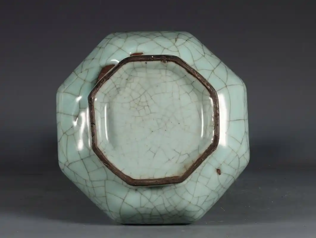 南宋官窑八棱弦纹瓶