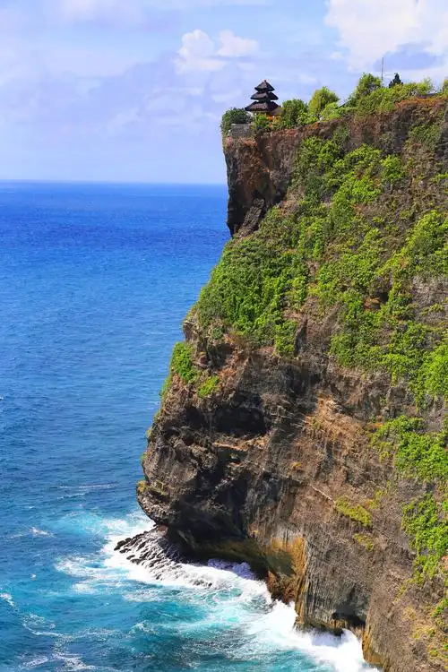 印度尼西亚巴厘岛乌鲁瓦图情人崖绝美风光吸引世界各地游客