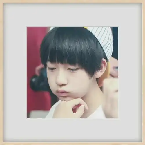 贺峻霖可爱#贺峻霖小时候肉嘟嘟的脸颊真的是好可爱呀,这真是从兴帅