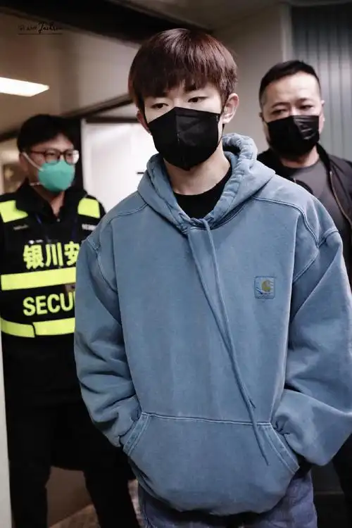 易烊千玺蓝色卫衣机场路透##易烊千玺顺毛刘海