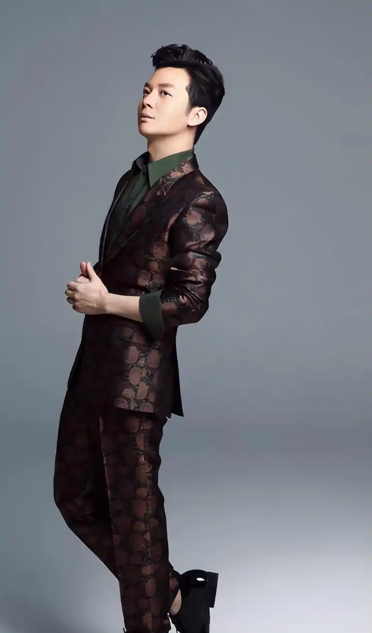 任鲁豫:从河南台到"央视一哥",被富家小姐倒追,他凭啥?