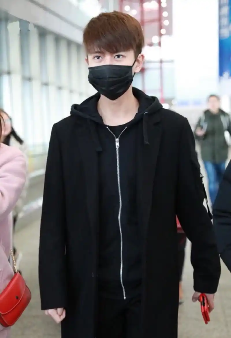 奶爸任嘉伦黑色口罩遮面现身机场 脚踩白色休闲鞋帅气十足