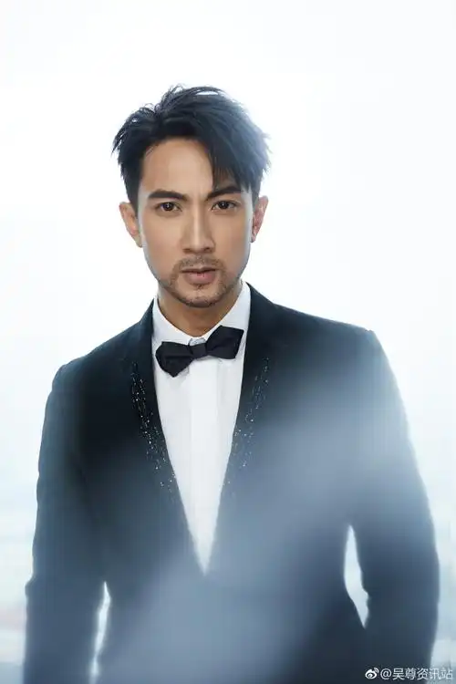 吴尊全新造型亮相蓄起胡须显硬朗成熟