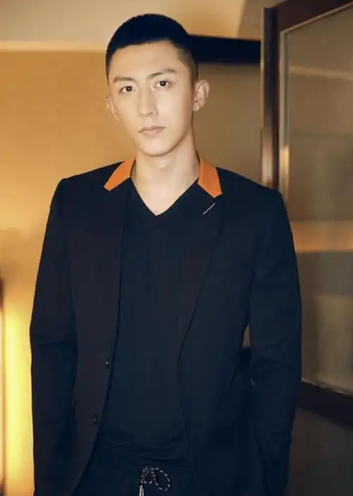 其实很多明星都剪过真正的平头,就比如黄景瑜,黄景瑜曾经就剪过一头