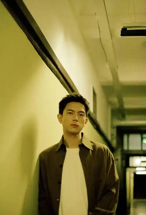 8岁摄影师拍的李现,干净又温柔_眼神_小姑娘_照片