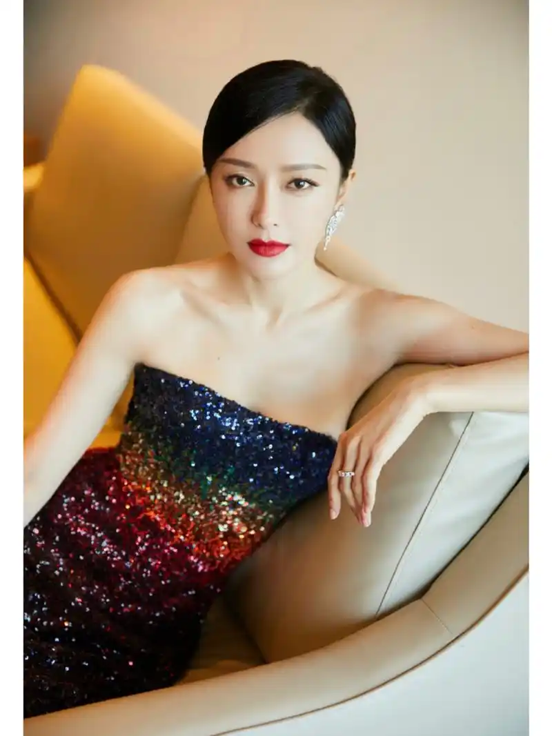 秦岚 彩虹亮片闪耀长裙,收腰拖地曼妙身材曲线优美!