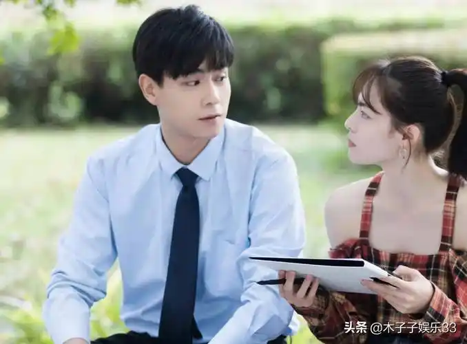 而由胡一天跟钟楚曦两人主演的电视剧《青春须早为》也在将在8月9日在