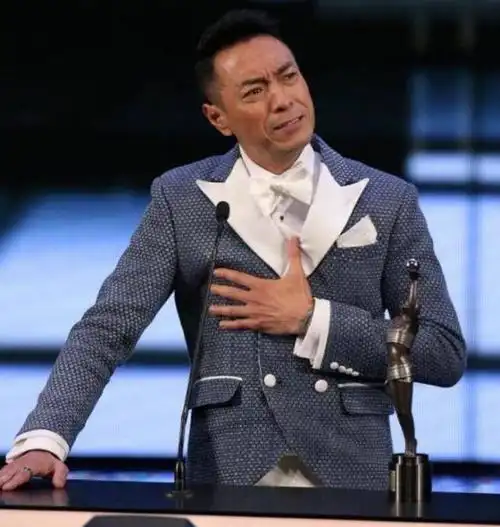 香港最佳配角,当了33年绿叶,被刘德华提携,首夺金像大奖!