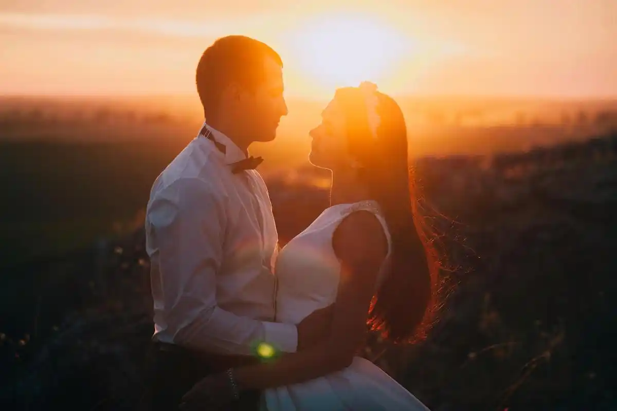 夕阳唯美公园情侣拍婚纱照穿白色婚纱礼服的新娘人物风景幸福婚姻情侣