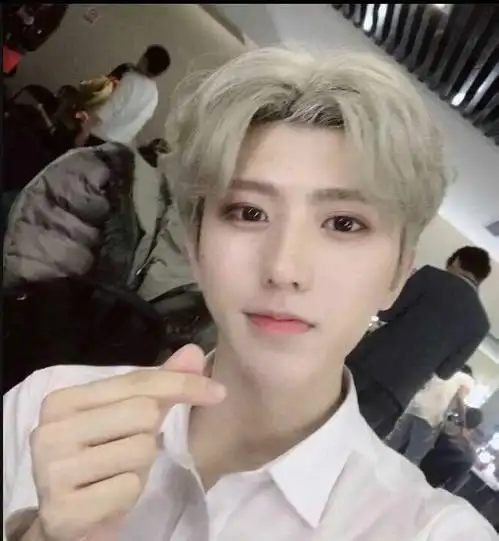 蔡徐坤的女朋友是谁这个还不知道,有传言杨可伊是蔡徐坤的前女友,其实