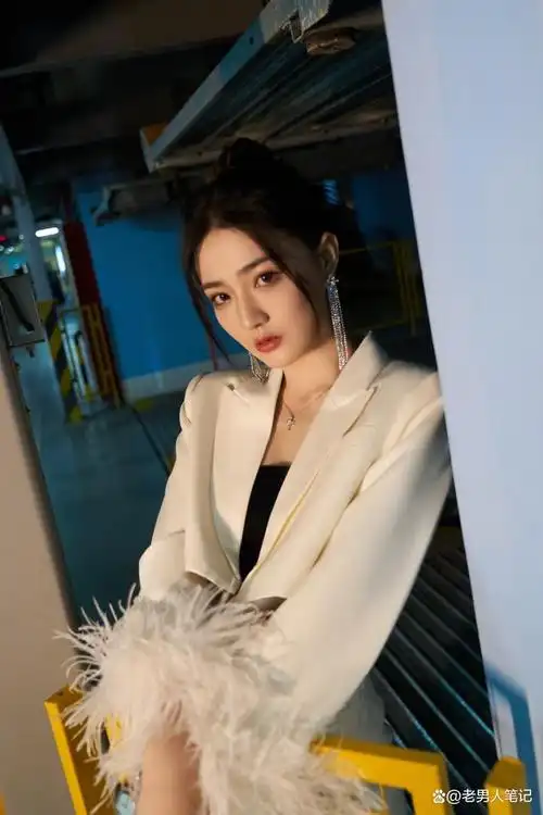 徐璐真有超模气质,白裙西装光影大片,大长腿又美又飒