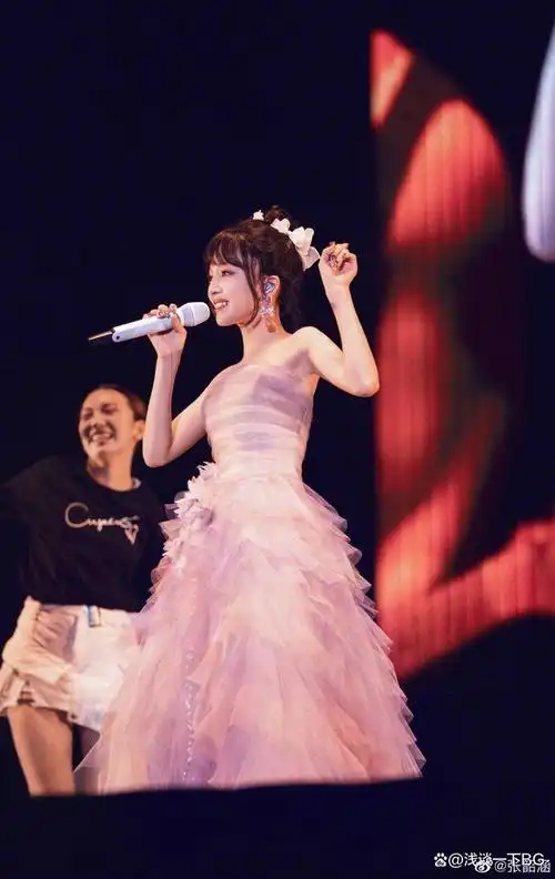 近期,张韶涵举办了"寓言"世界巡回演唱会,演唱会上多套造型登上热搜