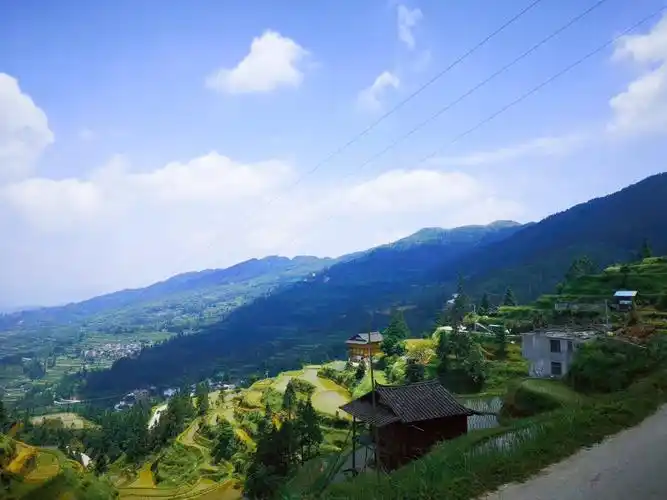 山中错落着人家,人间的美好