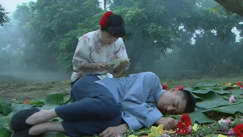 《围屋里的桃花》村落怪俗,春丫和小木匠投毒殉情,不料春丫活了