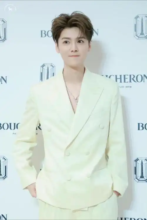 鹿晗白西装造型出席活动 哥哥神颜不是吹的