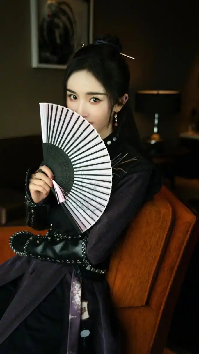 杨幂古装执扇半遮面#   新鲜的幂!