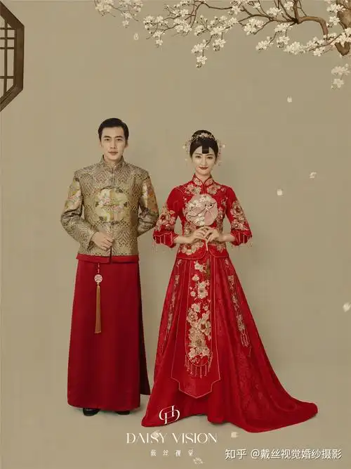 中式婚纱照带着东方的温婉古典美,穿上优雅端庄的秀禾服,静静地站