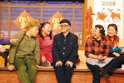 辽台春晚:赵本山新造型亮相 潘长江女儿献唱