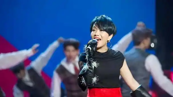 盛典内地年度最佳女歌手的荣誉,是当时大陆歌坛举足轻重的天后级人物