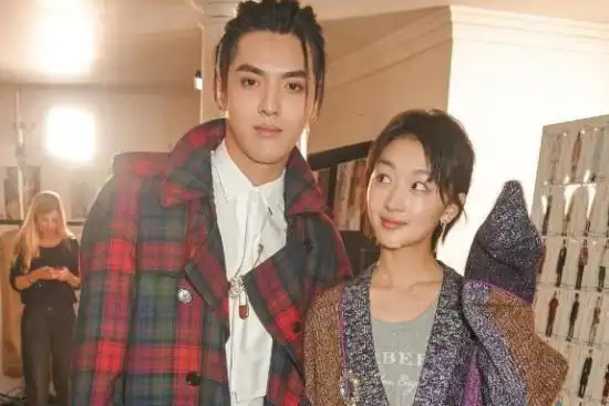 偷瞄被抓拍李易峰淡定继续吴亦凡害羞转头