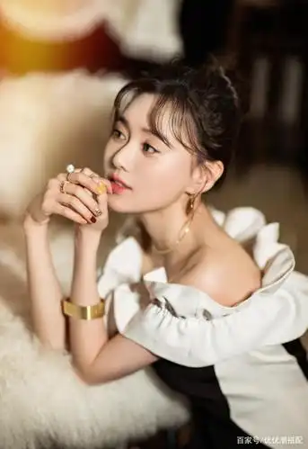 30岁江铠同身材好丰满,穿吊带裙上演"女神坐",双手微挡好迷人