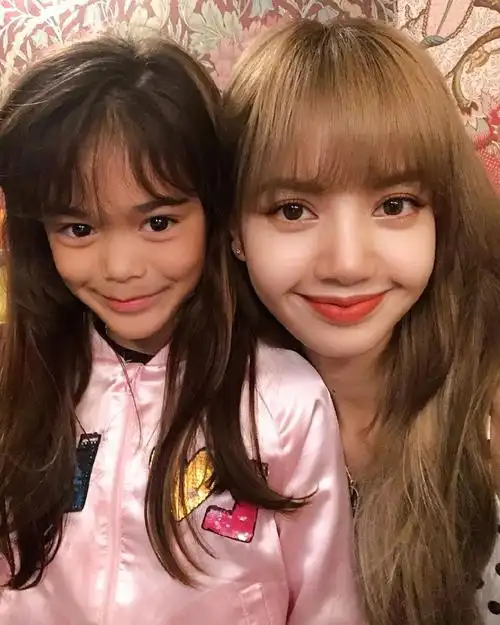 原创lisa合影小朋友原本lisa的脸很小结果却成大脸盘子