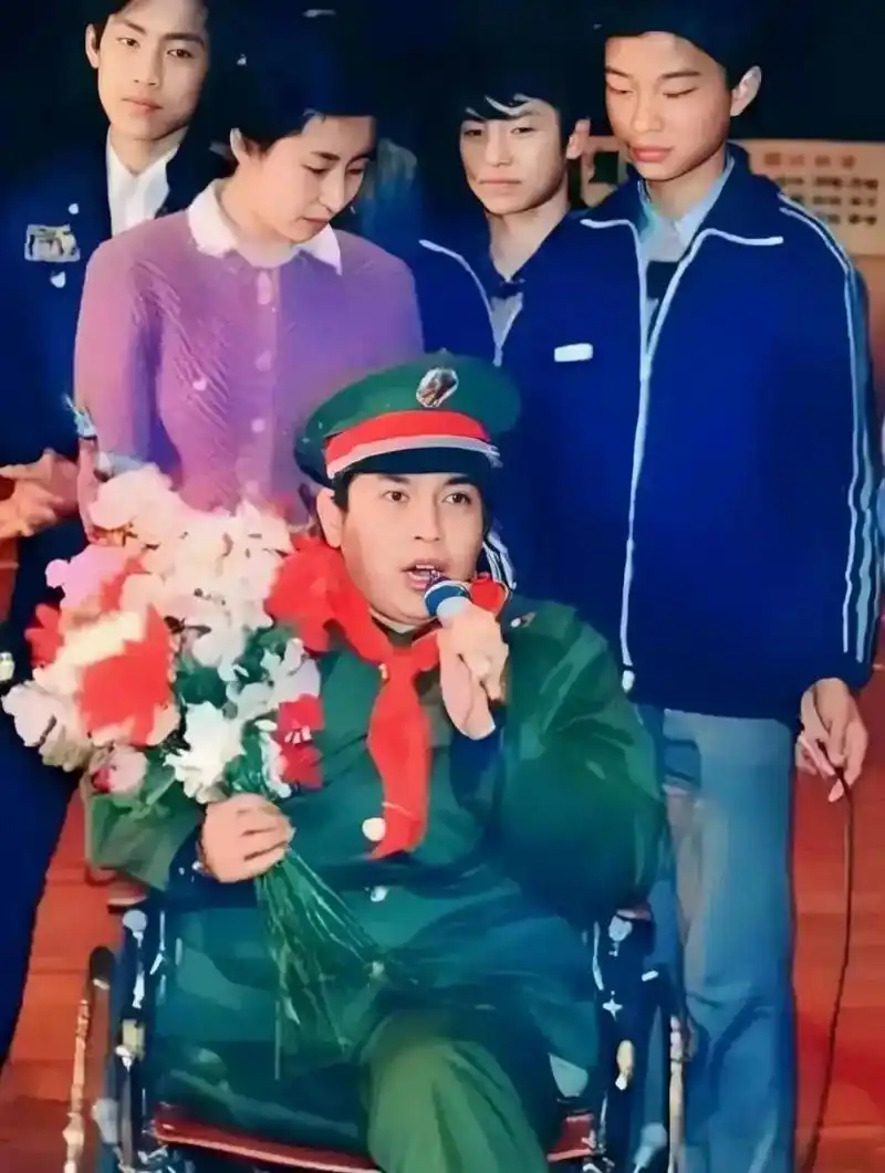 1988年,"战斗英雄"徐良坐在轮椅上,胸前佩戴着勋章,满怀感慨地演唱着