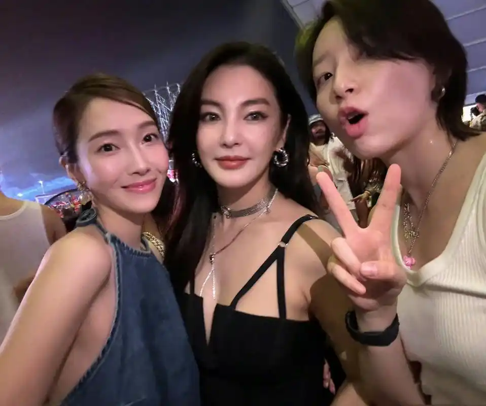 郑秀妍李斯丹妮张雨绮泰国音乐会合照 , 美女贴贴,姐姐们都好漂亮.