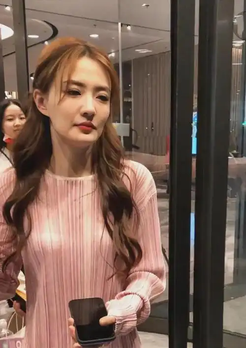 8月9日,女星徐璐素颜照曝光,引发热议!