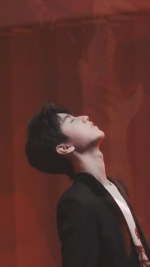 让人欲罢不能的喉结#王俊凯喉结杀~这喉结可以单独出道了,撩人恫换