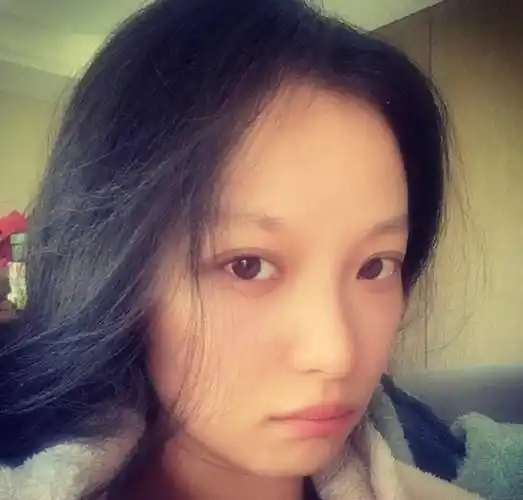 倪妮晒纯素颜照眉毛成亮点网友的一句话太扎心没想到倪妮的回复更扎心