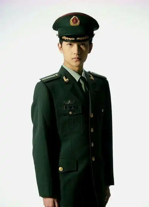 大家喜欢哪一个军装男神呢?