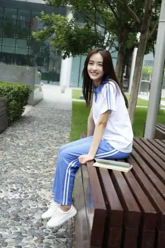 孙嘉琪校服照写真清纯甜美校园剧班主任素颜本色出演